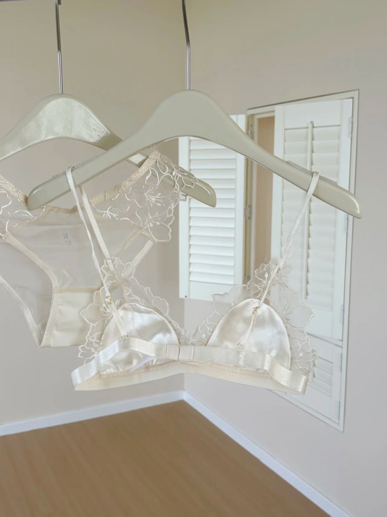 French Embroidery Lace Bralette Wireless Triangle Cup Bra for Women Elegant Lingerie Set Thin Straps Small Chest Cover MOYISU