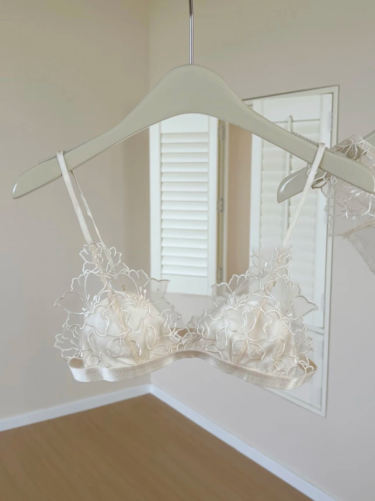 French Embroidery Lace Bralette Wireless Triangle Cup Bra for Women Elegant Lingerie Set Thin Straps Small Chest Cover MOYISU