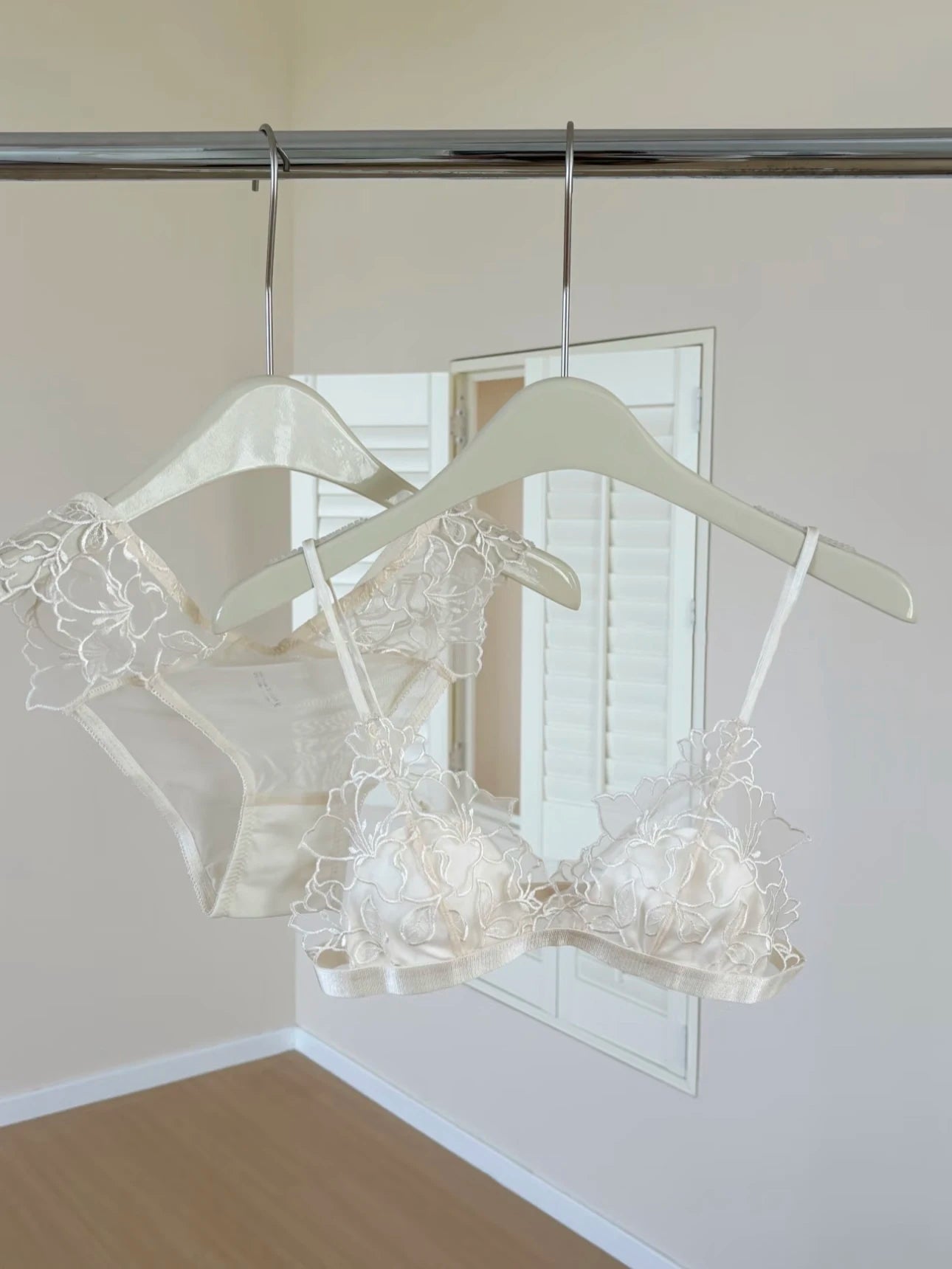 French Embroidery Lace Bralette Wireless Triangle Cup Bra for Women Elegant Lingerie Set Thin Straps Small Chest Cover MOYISU